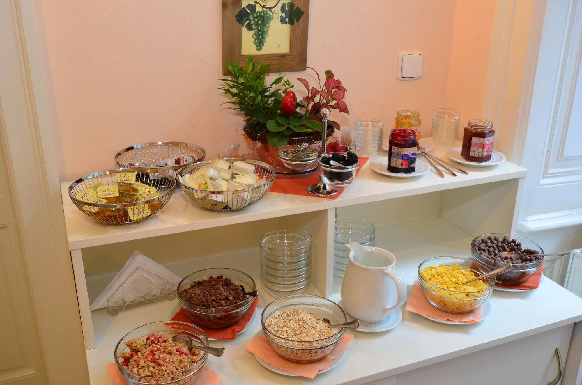 Sant Georg Garni Hotel มาเรียอานซเกลาซนี ภายนอก รูปภาพ